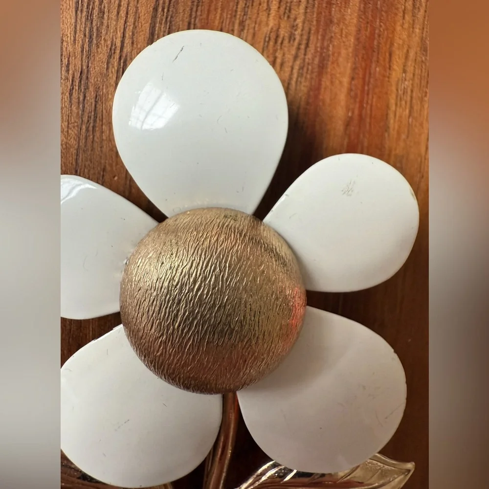 VTG Sarah Coventry White and Gold Tone Flower Brooch Floral Metal Enamel